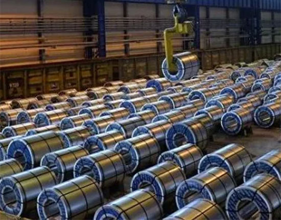 Në maj 2002, prodhimi i çelikut të papërpunuar i Kinës ishte 96.61 milion ton, një rënie nga viti në vit prej 3.5%.