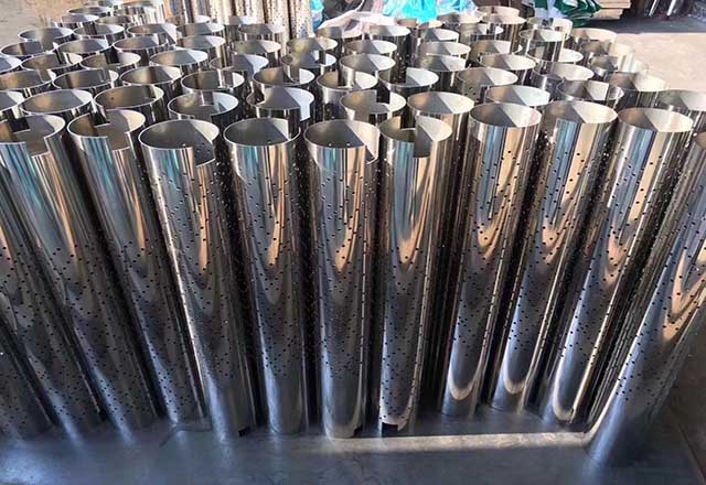 Vervaardiger direk verkoop hoë gehalte uitlaat roesvrye staal 304 316 geperforeerde metaalbuis vir brandstoffilternetwerk